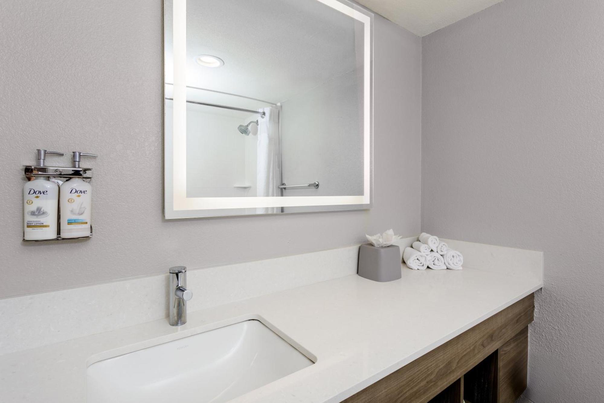 Holiday Inn Express & Suites Oceanfront Daytona Beach Shores By Ihg Ngoại thất bức ảnh