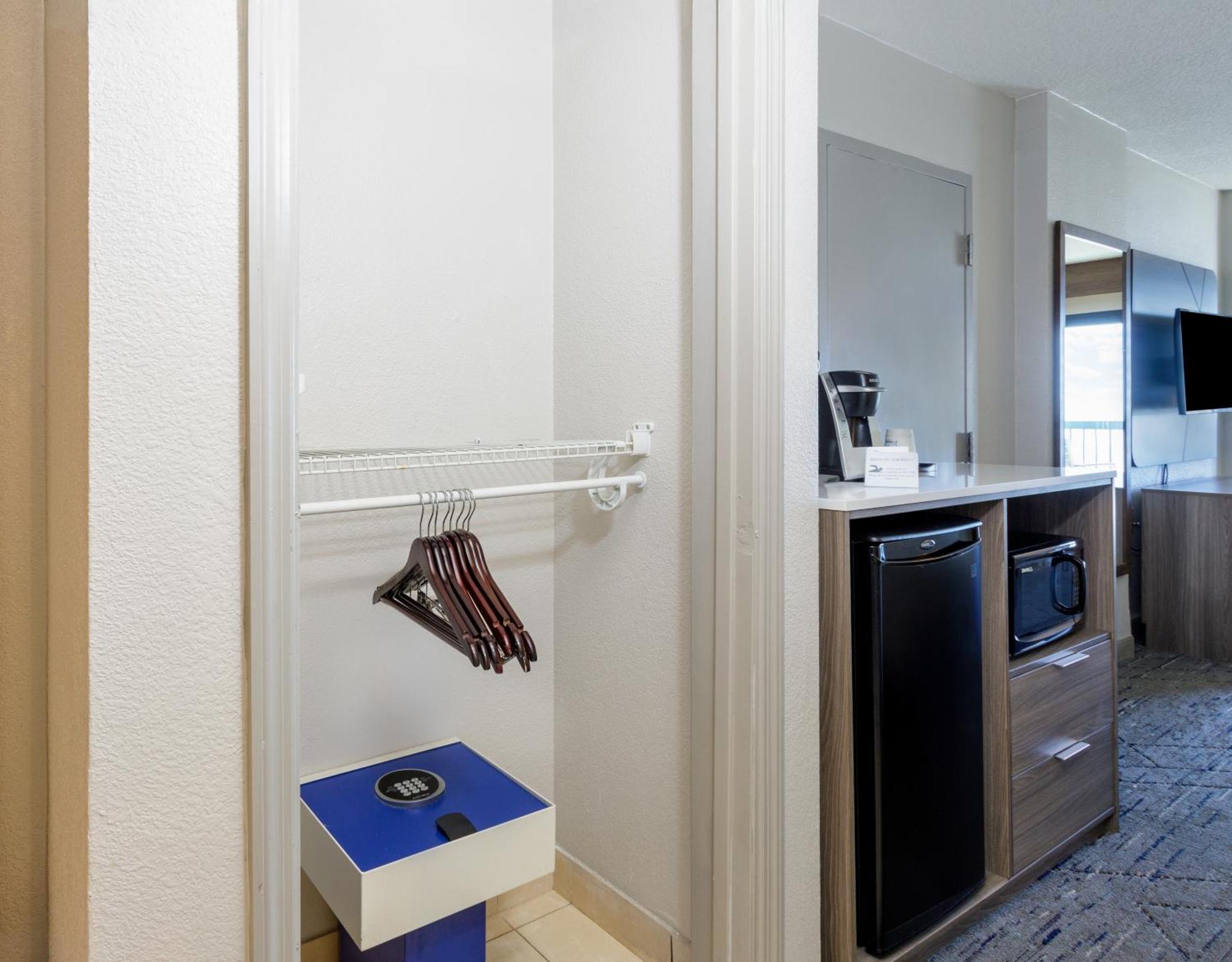 Holiday Inn Express & Suites Oceanfront Daytona Beach Shores By Ihg Ngoại thất bức ảnh