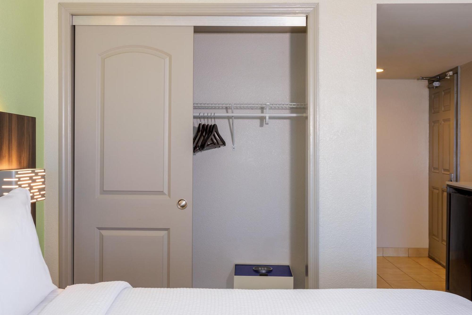 Holiday Inn Express & Suites Oceanfront Daytona Beach Shores By Ihg Ngoại thất bức ảnh