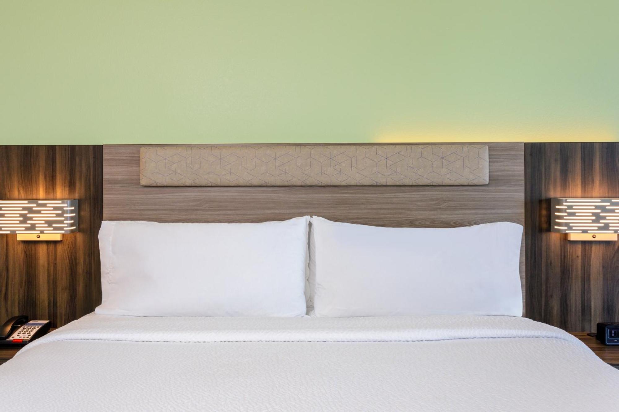 Holiday Inn Express & Suites Oceanfront Daytona Beach Shores By Ihg Ngoại thất bức ảnh